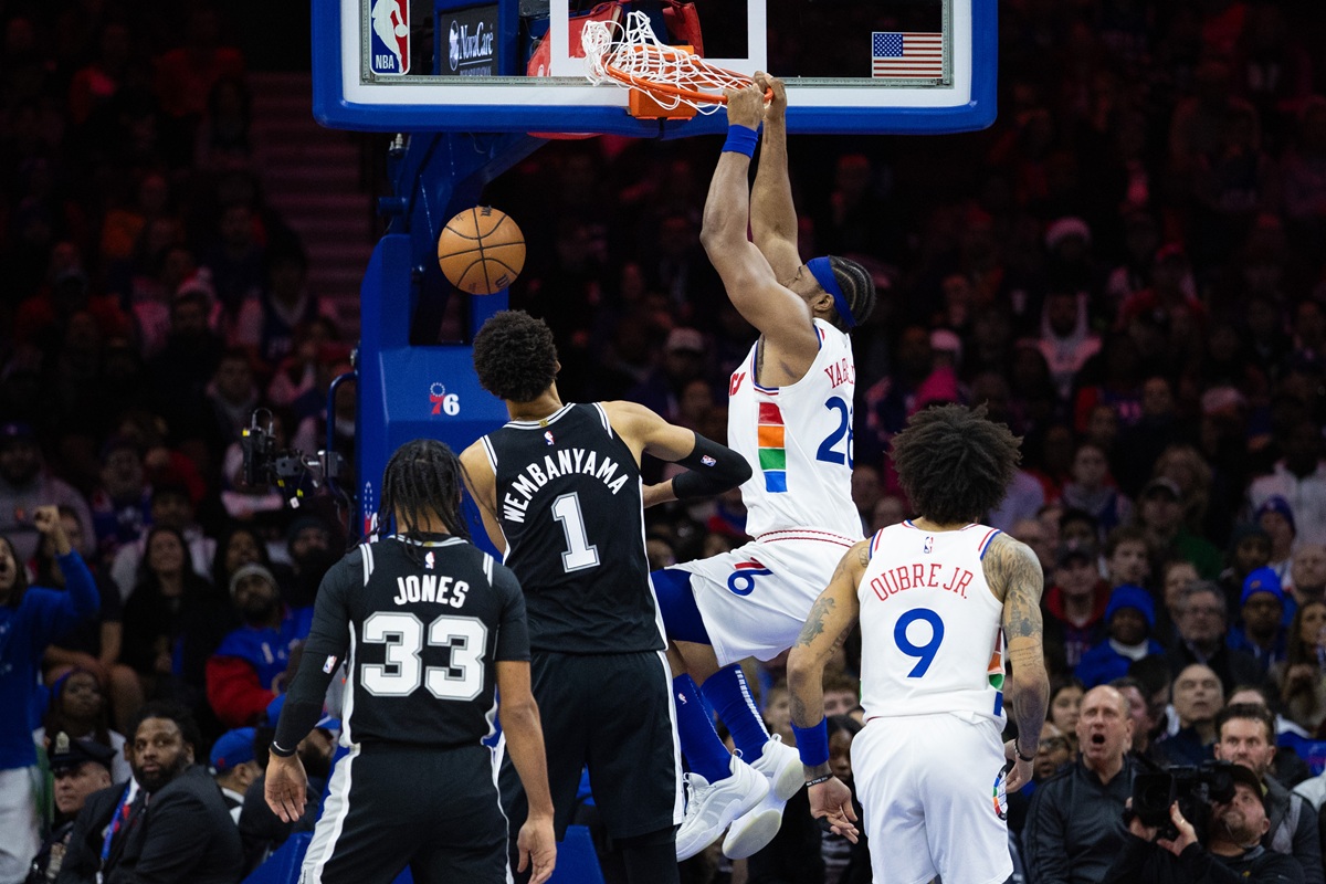 Guerschon Yabusele (Philadephie Sixers) contre les San Antonio Spurs de Victor Wembanyama