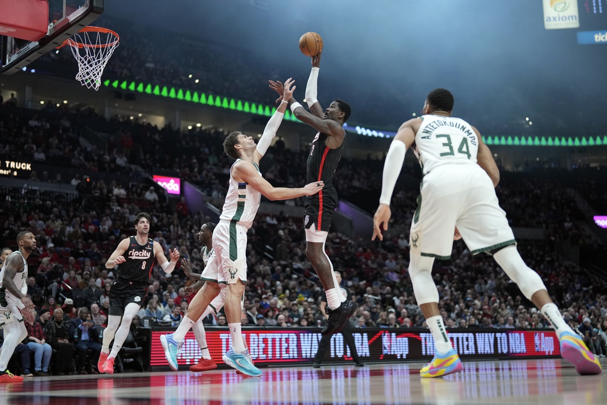 Deandre Ayton avec les Blazers