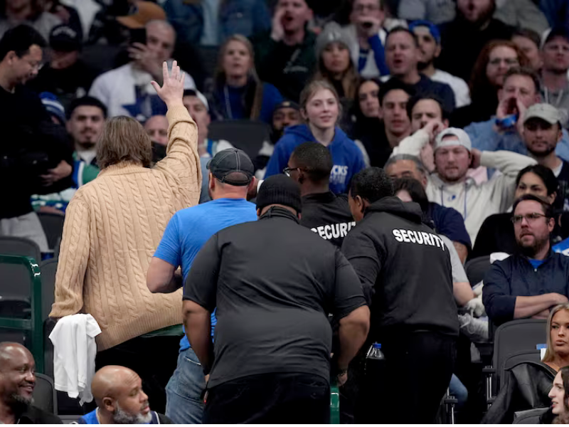 Les fans des Mavericks virés de la salle