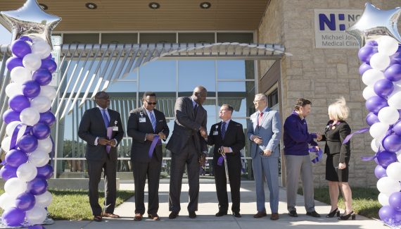 Michael Jordan ouvre une nouvelle clinique dans la ville où il a grandi