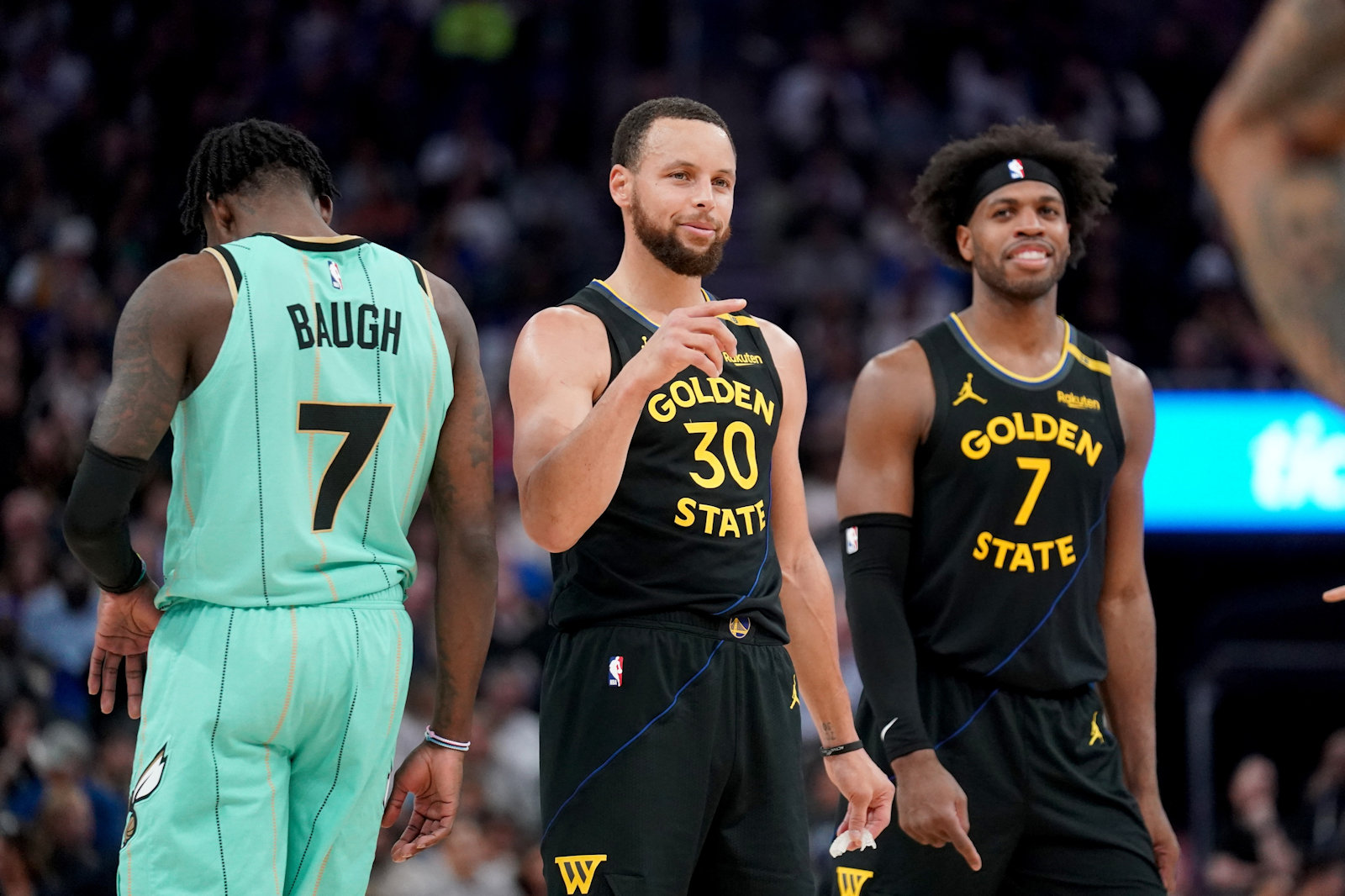 Stephen Curry et les Warriors face aux Hornets