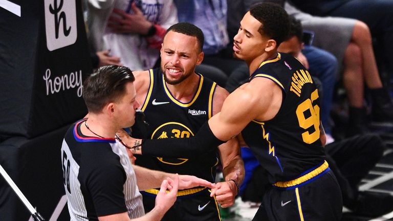 Stephen Curry avec les arbitres