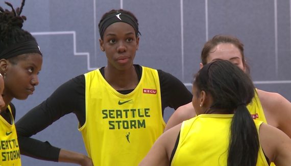 Dominique Malonga enflamme l’entraînement de Seattle avec un premier dunk